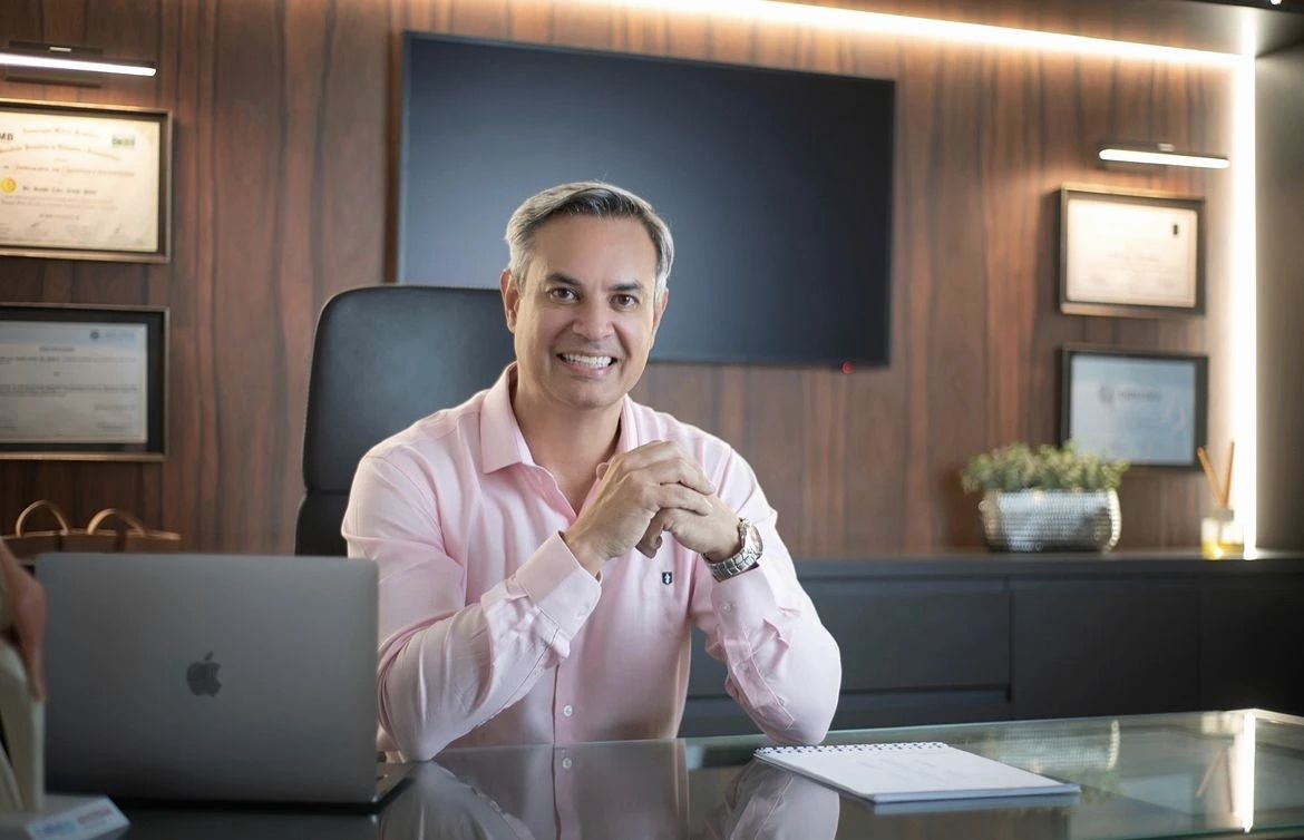 Retrato de Dr. Ivando Araújo em seu consultório